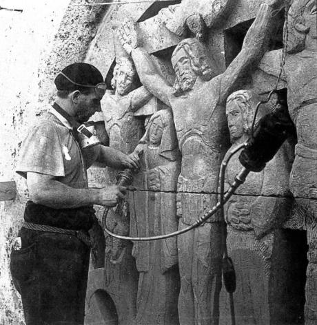Helmuth Uhrig bei der Arbeit am Relief
