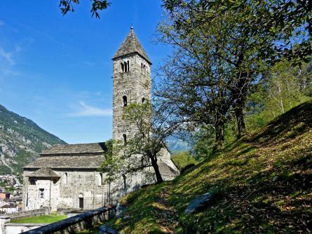 Beginn des Kreuzwegs an der Kirche Santi Pietro e Paulo