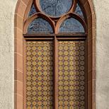 1.22 Fenster über Hauptportal - unten mit Keramikfließen verkleidet